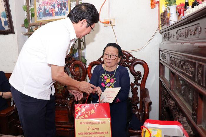 Hội cán bộ Thái Nguyên tại Hà Nội tặng quà gia đình bà Ngô Thị Thu Hiền, vợ liệt sĩ Trần Minh Hiếu.
