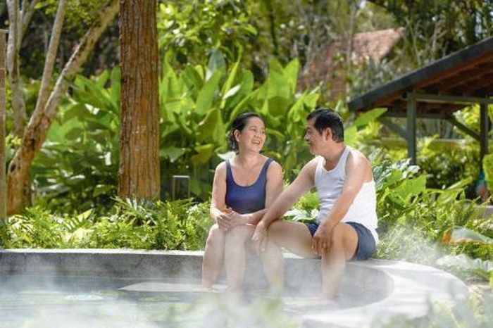Nên ngâm tay, chân vào nước khoáng nóng trước khi tắm để cơ thể thích nghi với nhiệt độ của nước.