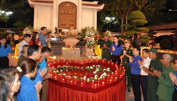 Các đại biểu và nhiều thế hệ quân đội, thanh niên xung phong, đoàn viên thanh niên...thắp nến tri ân các anh hùng liệt sĩ hy sinh tại Ngã ba Đồng Lộc.
