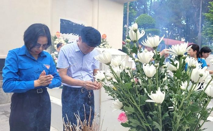 Thành kính dâng hương tưởng niệm tại khu mộ 10 nữ anh hùng liệt sĩ thanh niên xung phong hy sinh ở Ngã ba Đồng Lộc.