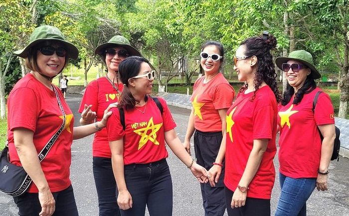 Các đoàn khách từ khắp mọi miền đất nước tự hào khi được về tham quan, tri ân tại Ngã ba Đồng Lộc đúng vào dịp kỷ niệm 55 năm Chiến thắng Đồng Lộc.