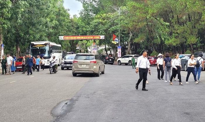 Tháng Bảy- tháng tri ân, tại Khu di tích lịch sử cấp Quốc gia Ngã ba Đồng Lộc diễn ra nhiều hoạt động như: Tuần văn hóa "Linh thiêng Đồng Lộc"; lễ thắp nến và thả hoa đăng tri ân các anh hùng liệt sĩ; chương trình nghệ thuật "Cõi thiêng Đồng Lộc- nối mạch ngàn năm"...Qua đó thể hiện niềm tự hào dân tộc, góp phần giáo dục truyền thống cách mạng vẻ vang cho thế hệ hôm nay và mai sau.