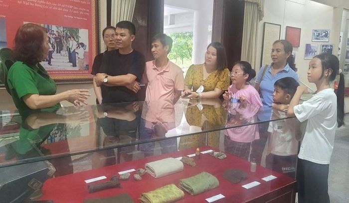 Các đoàn khách tham quan phòng trưng bày tài liệu, hiện vật tại Ngã ba Đồng Lộc .