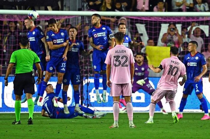 Cú đá hàng rào của Messi là không thể cản phá