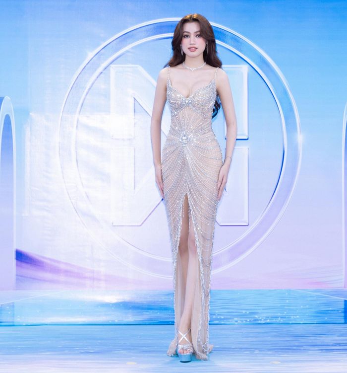 Á hậu Minh Thư diện váy ánh bạc ôm sát, xẻ tà quyến rũ.