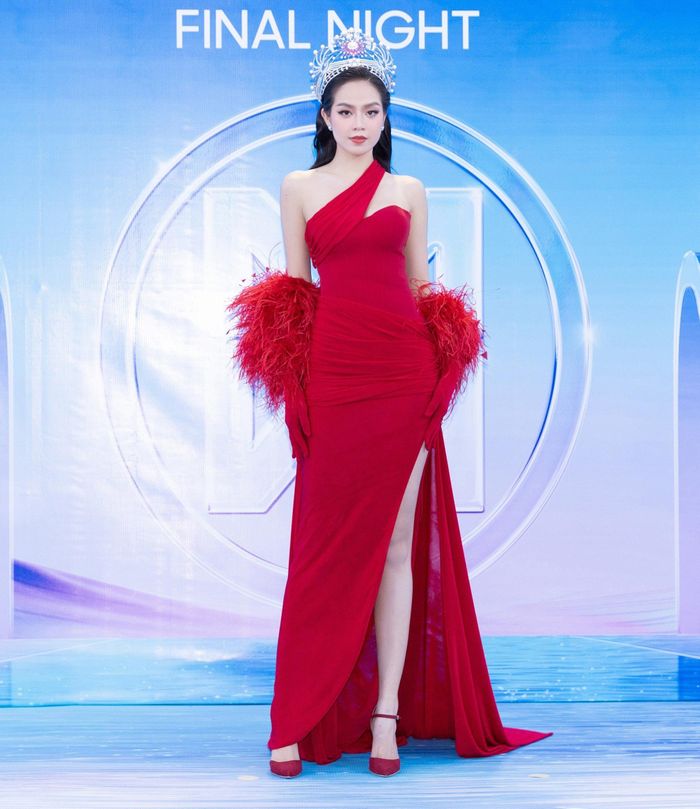 Hoa hậu Việt Nam 2022 Huỳnh Thị Thanh Thủy diện váy đỏ kết hợp áo choàng lông sang trọng.