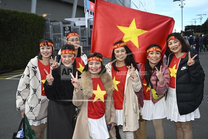 Ngoài sân Eden Park, CĐV Việt Nam cũng có mặt rất đông chờ đón thầy trò HLV Mai Đức Chung.