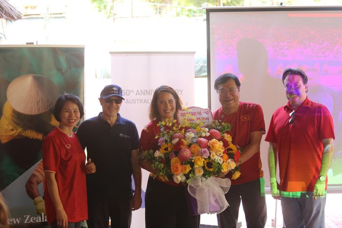 Đại sứ Mỹ tại Việt Nam Marc E. Knapper (phải), Đại sứ New Zealand Tredene Dobson, Đại sứ Australia Andrew Goledzinowski và lãnh đạo Cục TDTT cổ vũ trận tuyển nữ Việt Nam vs tuyển nữ Mỹ,