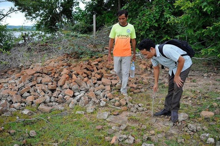 Một lớp gạch xếp tương đối ngay ngắn và bằng phẳng nghi là tường bao di tích tháp Chăm Bang Keng. Ảnh: H.B.T
