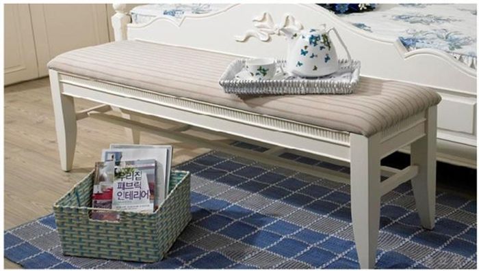 Ghế dài được khách sạn chuẩn bị sẵn vừa giúp bạn có thêm chỗ cất đồ và dùng làm chỗ ngồi tạm.