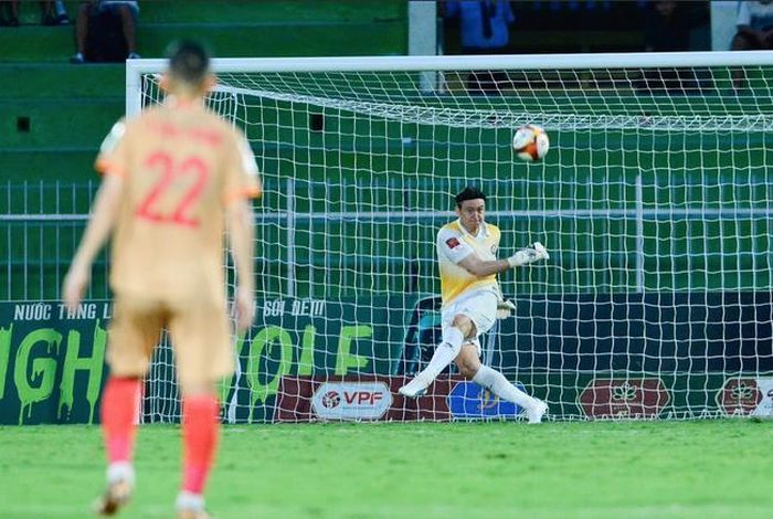Văn Lâm không thể giúp T.Bình Định có điểm trước Công An Hà Nội. Ảnh: Văn Dũng