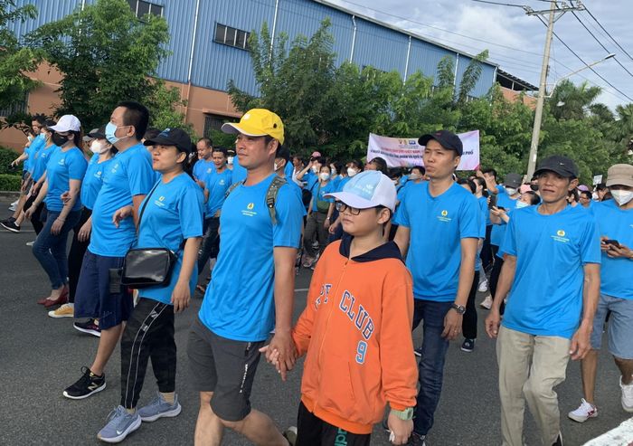 Cán bộ công đoàn, công nhân tham gia đi bộ tại KCX Tân Thuận gây quỹ chăm lo công nhân khó khăn