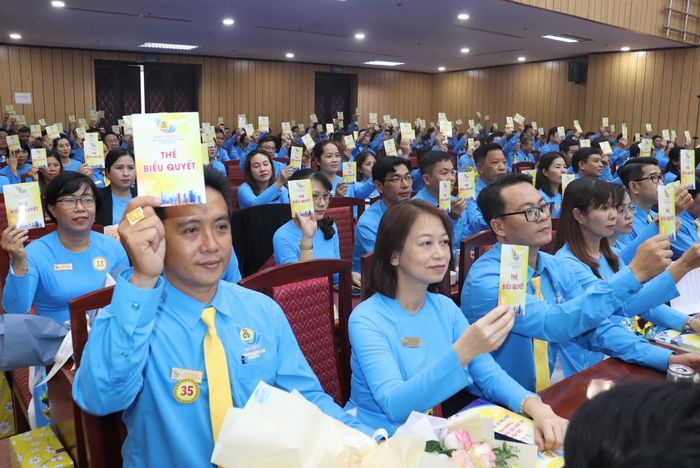 Các đại biểu biểu quyết các chỉ tiêu quan trọng tại đại hội