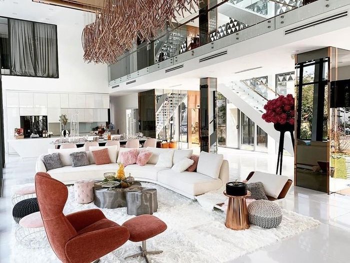 Giá trị ban đầu của căn biệt thự khoảng 25 tỷ. Tuy nhiên, sau đó Ngọc Trinh đầu tư thêm nội thất nhập từ nước ngoài về nên đã ngốn hơn 1 triệu USD.