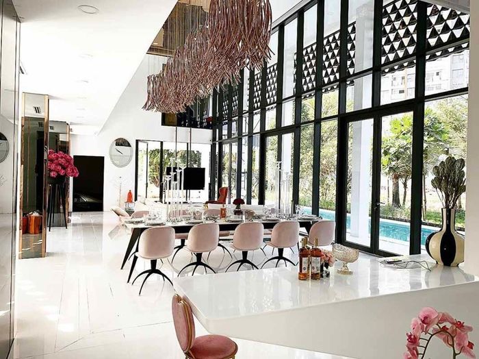 Với thiết kế hiện đại, biệt thự của Ngọc Trinh có không gian mở, tận dụng nguồn ánh sáng tự nhiên.