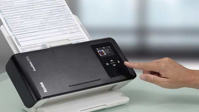  Máy quét ảnh Kodak ScanMate i1150 (giá khoảng từ 12 triệu đồng): Cái tên cuối cùng trong các dòng máy quét ảnh là ScanMate i1150. Sản phẩm nổi bật với các tính năng như: Khay nạp giấy tự động ADF, hỗ trợ trên nhiều khổ giấy khác nhau, chất lượng hình ảnh và xử lý hình ảnh tốt, tương thích với nhiều ứng dụng hình ảnh tài liệu khác nhau, máy quét ảnh Kodak này có tốc độ quét ấn tượng, lên đến 40 tờ/phút đối với 10 tờ đầu tiên,... 