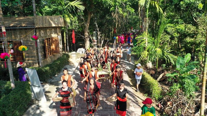 Bên cạnh đó là nghi lễ “Cầu mùa bội thu” của đồng bào dân tộc thiểu số Pa Hy đến từ xã Phong Mỹ (huyện Phong Điền) lần đầu được quảng diễn và giới thiệu đến đông đảo công chúng, du khách tại ngày hội.
