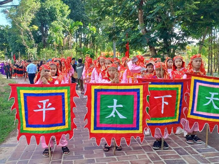 Múa hát "Thiên hạ Thái bình". Đây là lối múa sắp chữ có từ lâu đời ở vùng làng quê huyện Phong Điền, tỉnh TT-Huế. Tham gia điệu múa này có khoảng 24 đến 48 người, với độ tuổi từ 13 đến 17. Các động tác múa di chuyển sắp thành các chữ: Thiên, hạ, thái, bình. Đây là điệu múa công phu diễn ra trong những lần làng có lễ hội với ước mong: Thiên hạ được sống trong thái bình, không có chiến tranh…Ảnh: VTH