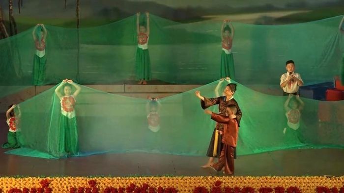  Công Anh biểu diễn tại Liên hoan dân ca ví , giặm Nghệ Tĩnh cụm III được tổ chức tại huyện Nam Đàn. Ảnh: NVCC 