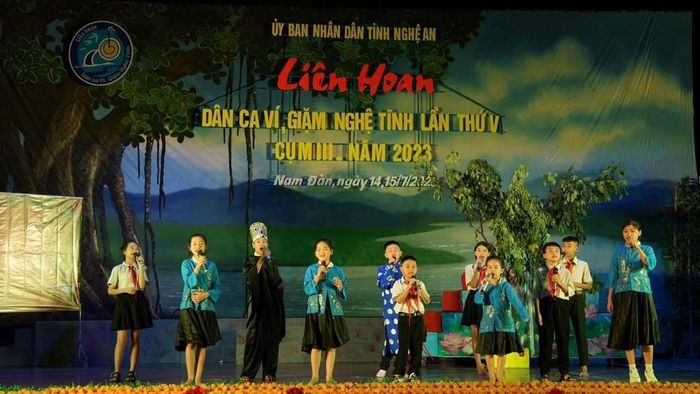  Công Anh tham gia tại Liên hoan dân ca ví, giặm Nghệ Tĩnh và giành được giải B cho tiết mục Lời mẹ hát và giải Diễn viên nhí xuất sắc. Ảnh: NVCC 