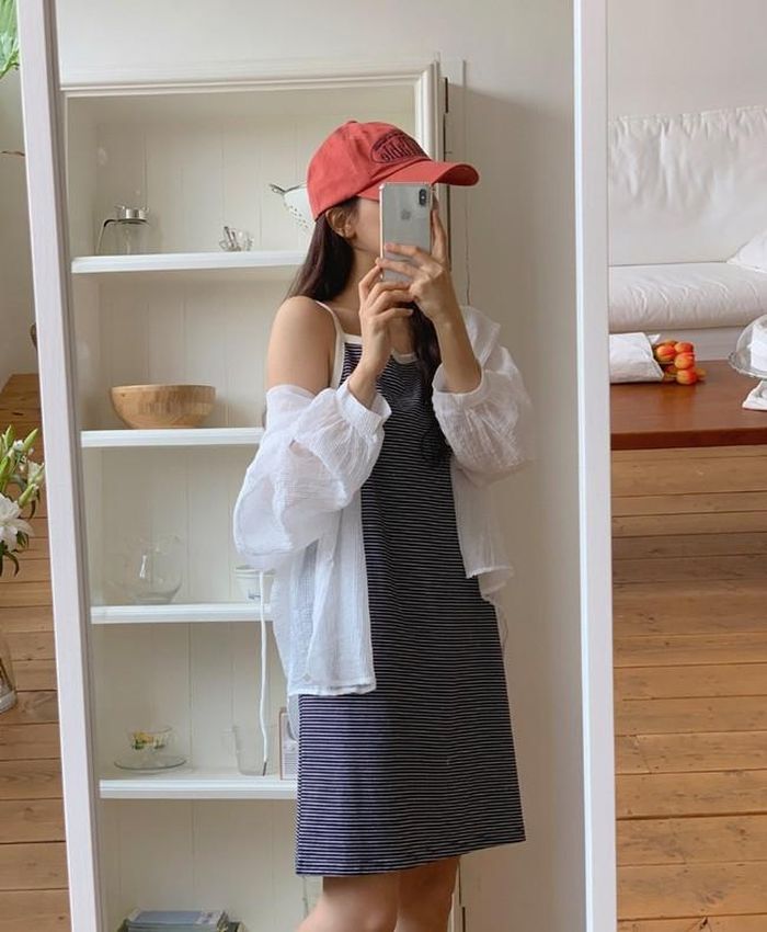 Cũng là váy liền và sơ mi nhưng thay váy dài bằng váy ngắn, bạn đã có set đồ khác hoàn toàn. Thêm phụ kiện trẻ trung như mũ lưỡi trai hay sandal sẽ giúp set đồ không trở nên nhàm chán.