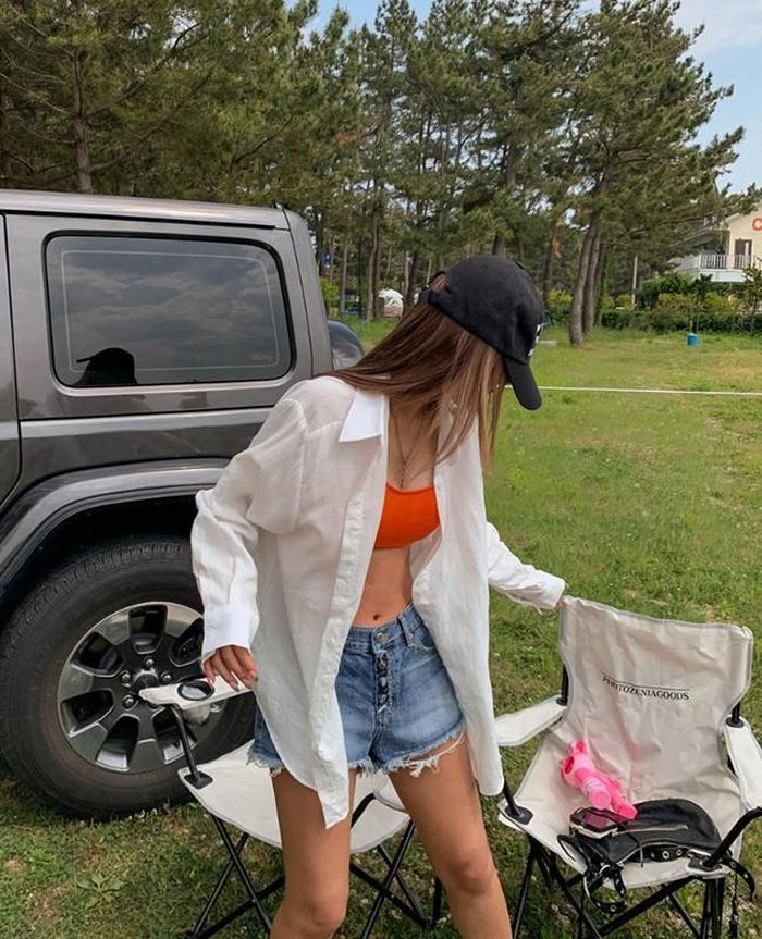 Quần short jeans và áo bra thể thao là bộ đôi yêu thích của nhiều cô gái cá tính mùa hè, song sẽ khá mạo hiểm khi diện ra ngoài. Khoác thêm áo sơ mi là cách nhanh nhất, bảo toàn sự sexy của set đồ nhưng vẫn đủ kín đáo, an toàn.