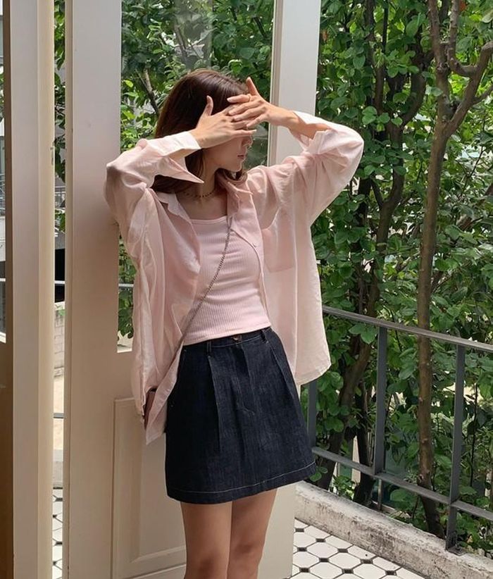 Chân váy mini không nhất thiết phải sơ vin cùng những item gọn gàng mới đẹp. Bạn có thể mix chúng với bất cứ kiểu áo nào, thêm sơ mi oversize bên ngoài để tăng độ sành điệu cho bộ trang phục.
