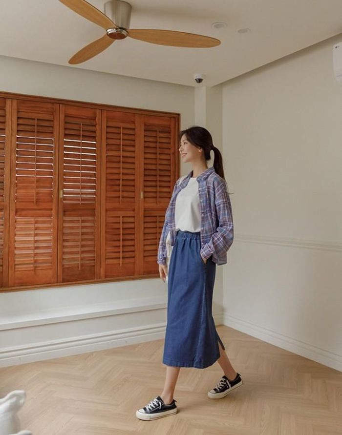 Chân váy denim dáng dài và áo thun basic là sự kết hợp rất đồng điệu, nhưng sẽ hoàn hảo hơn nữa khi có thêm sự góp mặt của chiếc sơ mi dáng rộng. Chọn sơ mi kẻ hay đơn sắc tùy ý bạn, miễn màu sắc và họa tiết ăn ý với tổng thể. 