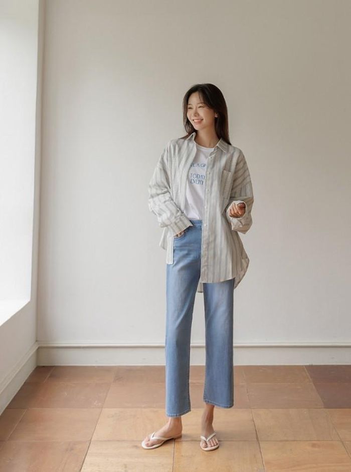 Áo thun và quần jeans basic chưa khi nào bị phái đẹp “thất sủng”, nhưng sẽ trở nên ấn tượng hơn khi bạn khoác thêm sơ mi kẻ bên ngoài.