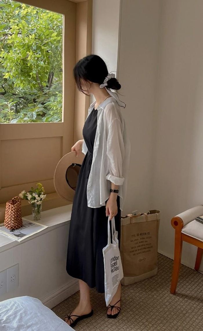 Sơ mi dáng rộng và váy liền dáng dài mang tới set đồ nữ tính và tinh tế bạn gái có thể diện quanh năm, bất kể thời tiết. Cách mix tối giản song hiệu quả thời trang không thể xem thường, đặc biệt che khuyết điểm rất tốt cho những cô nàng có vóc dáng mũm mĩm.