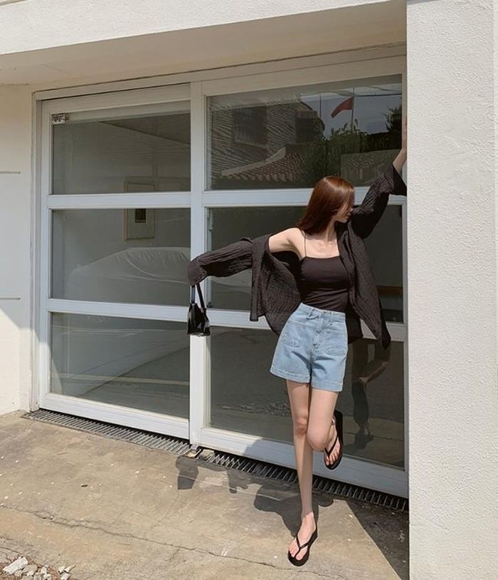 Áo dây và sơ mi oversize màu đen ton sur ton kết hợp với quần short jeans giúp bạn gái khoe được làn da trắng, cặp chân thon, sexy nhưng vẫn khỏe khoắn, năng động.