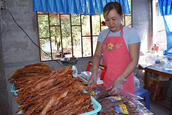 Hộ kinh doanh khô cá Ngọc Diệp chú trọng đầu tư công nghệ, ứng dụng tiến bộ khoa học kỹ thuật vào sản xuất khô cá tra phi lê (Ảnh: Mỹ Nhân)