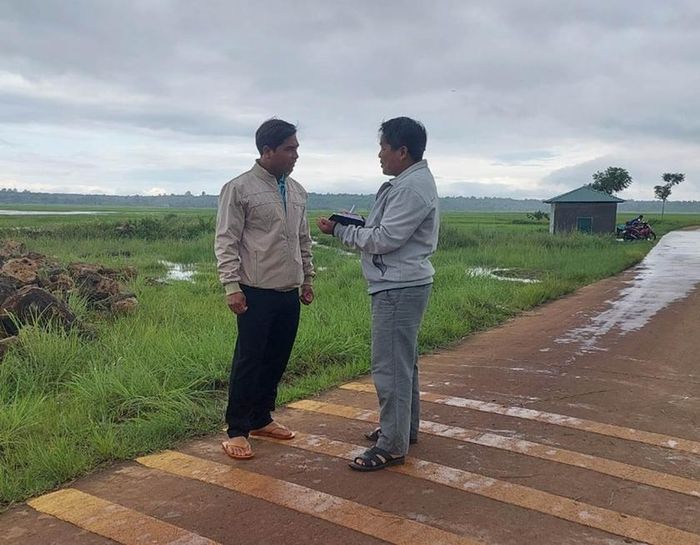 Ông Sing- Bí thư Chi bộ kiêm Trưởng thôn Dôr1 trao đổi cùng phóng viên. Ảnh: Nguyễn Hồng