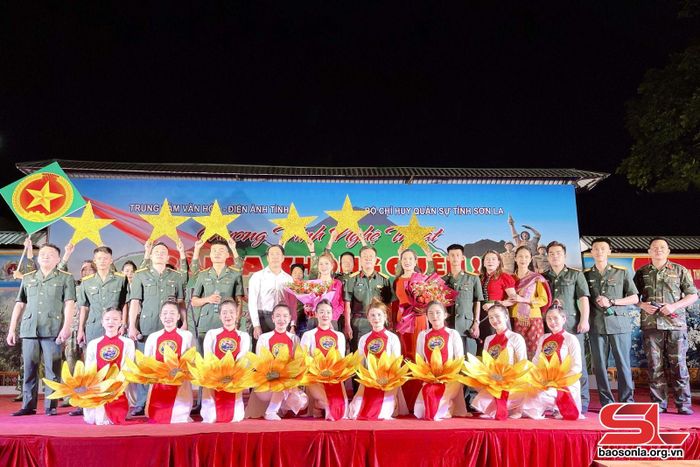 Lãnh đạo Trung tâm Văn hóa - Điện ảnh tỉnh Sơn La tặng hoa các cán bộ, chiến sĩ Tiểu đoàn 1, Trung đoàn 754.