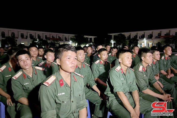 Các chiến sĩ thưởng thức chương trình nghệ thuật tri ân.