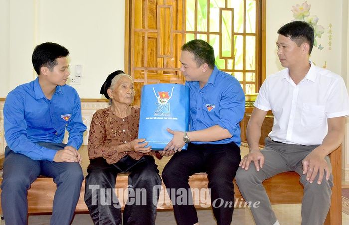 Đại diện Tỉnh đoàn tặng quà gia đình chính sách tại xã Kim Quan (Yên Sơn).