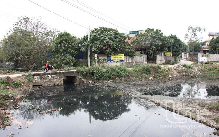 Nguồn nước bị ô nhiễm nặng của suối Đồng Danh (TP. Thái Nguyên) vẫn ngày ngày đổ ra sông Cầu.