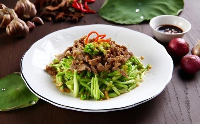 Ngoài làm gỏi, hoa huệ còn được dùng để xào với thịt bò.