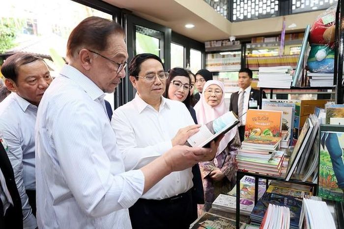 Thủ tướng Phạm Minh Chính và Phu nhân cùng Thủ tướng Malaysia Anwar Ibrahim và Phu nhân thăm Phố sách tại Hà Nội. Ảnh: Dương Giang-TTXVN