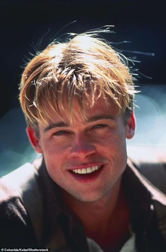 Tìm kiếm danh tiếng: Vào đầu những năm 1990, Brad Pitt để kiểu tóc vàng đặc trưng của mình (ảnh năm 1992)