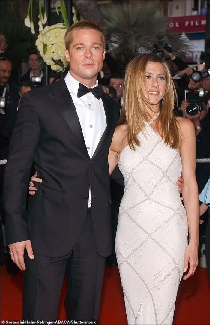 Brad Pitt chụp ảnh với vợ cũ Jennifer Aniston năm 2004