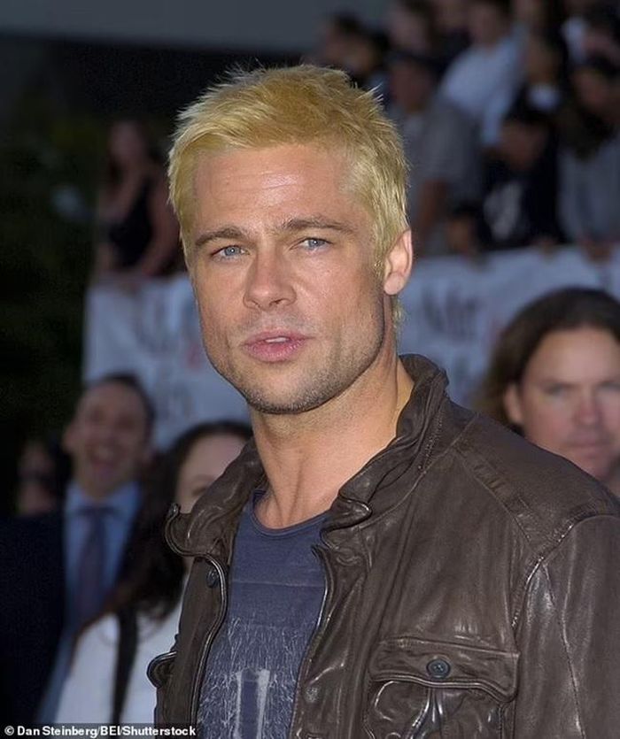 Thay đổi mọi thứ: Brad Pitt đã chọn một diện mạo đáng ngờ hơn vào năm sau khi anh cắt tóc húi cua và nhuộm vàng bạch kim cho buổi ra mắt phim hành động (ảnh tháng 6/2005)