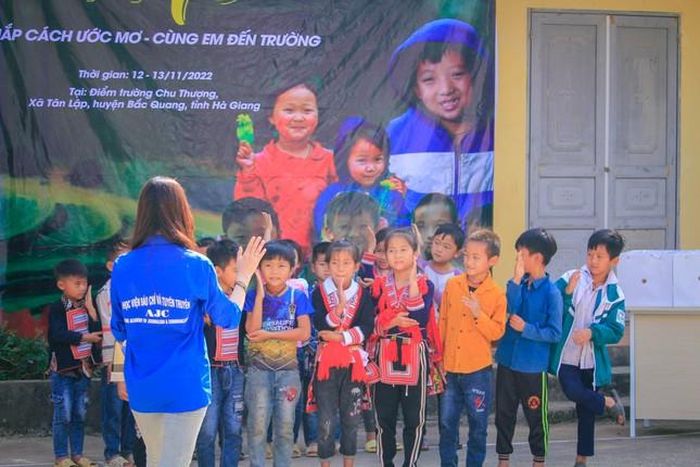 Hoạt động thiện nguyện này do Ngọc Anh cùng ba bạn trẻ khác tổ chức.
