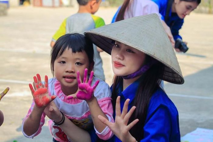 Ngọc Anh tổ chức hoạt động thiện nguyện tại Hà Giang.