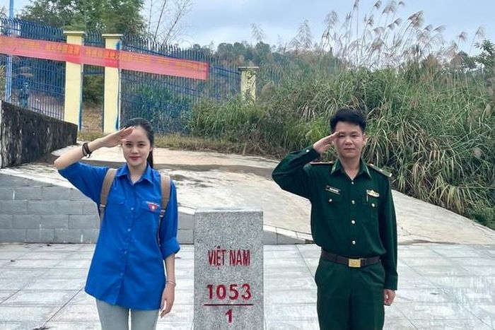 Ngọc Anh tham gia chuyến đi thực tế chính trị - xã hội tại tỉnh Lạng Sơn, biên giới Việt Nam - Trung Quốc.