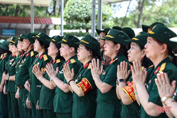 Tháng 7, du khách muôn phương lại tìm về Đồng Lộc với lòng thành kính, tri ân. Ảnh Đình Nhất.