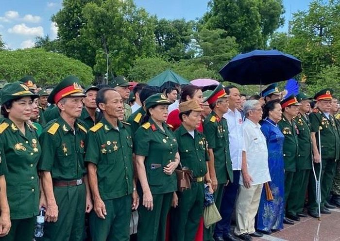 Đoàn làm lễ dâng hương tại Đài tưởng niệm các Anh hùng Liệt sĩ đường Bắc Sơn (Hà Nội) chiều 23/7.