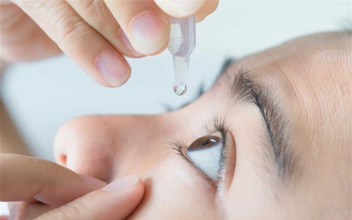Dùng thuốc nhỏ mắt trước khi ngủ: Mí mắt không đóng hoàn toàn khi ngủ có thể khiến bạn cảm thấy khô mắt, mờ mắt, đỏ và có cảm giác khó chịu khi thức dậy.