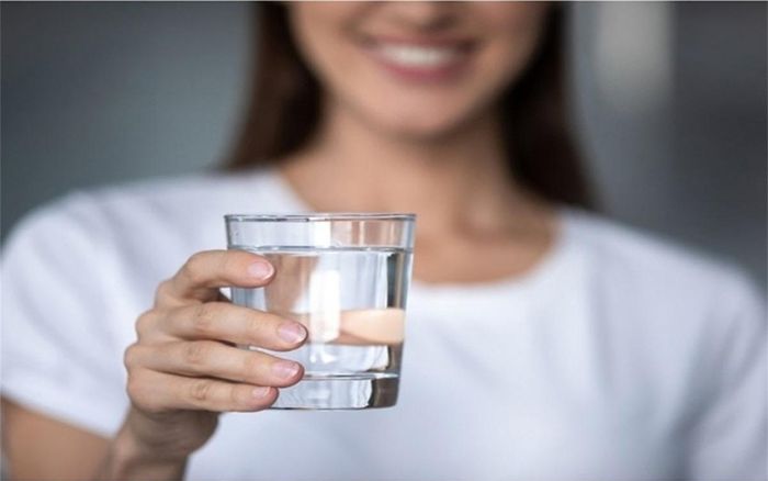 Bắt đầu buổi sáng với một ly nước: Uống đủ nước và sử dụng thuốc nhỏ mắt có thể giúp khắc phục kích ứng, đỏ và các triệu chứng khác của khô mắt mạn tính.