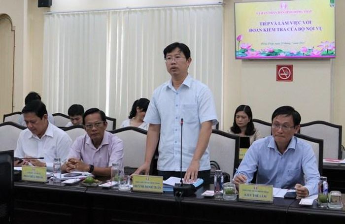 Phó Chủ tịch UBND tỉnh Huỳnh Minh Tuấn phát biểu tại cuộc họp